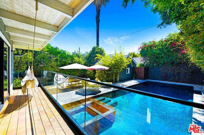 Building Photo - 2049 N Berendo St