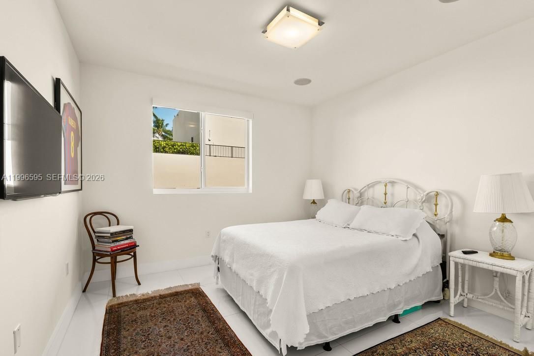 Building Photo - 1000 Venetian Way