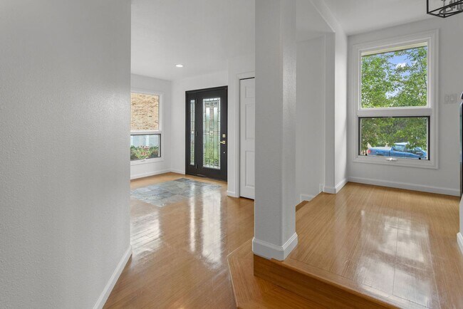 Building Photo - 4 Bedroom, 2.5 Bathroom in Lakeside Terrac...