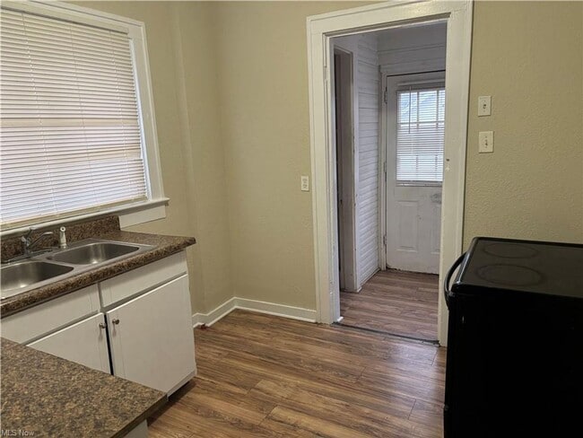 Building Photo - Charming 5-bedroom, 2-bathroom house locat...