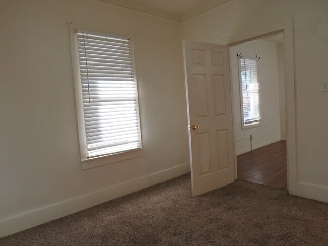 Building Photo - 2 Bed / 1 Bath House