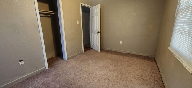 Building Photo - Spacious 2 bedroom and 1 Bath home in Sout...