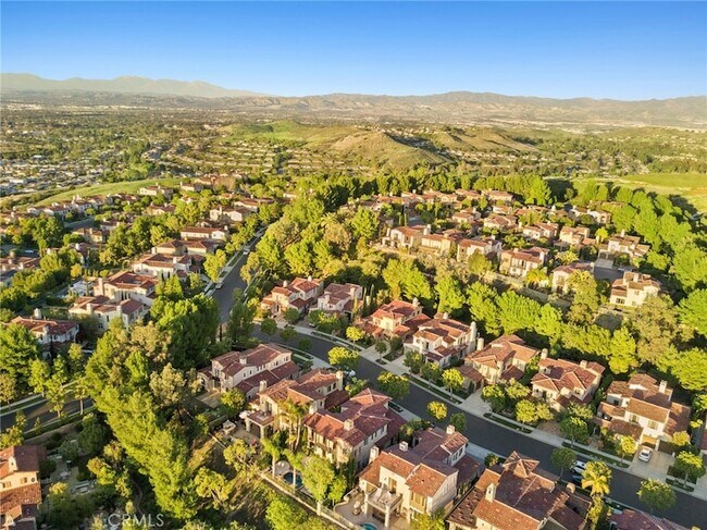 Building Photo - 33 Tall Hedge