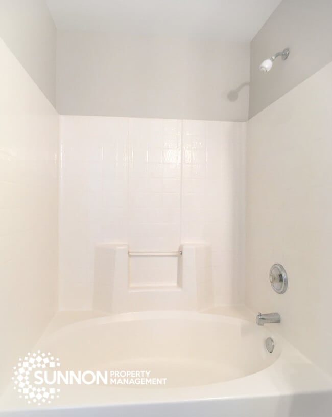 Building Photo - 4 Bed 2.5 Bath in Woodstone with Fenced Yard