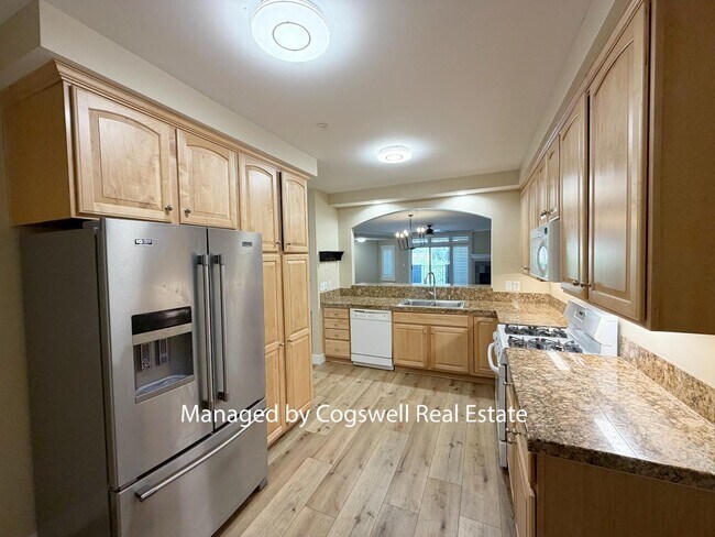 Building Photo - 5005 N Edgewood Dr