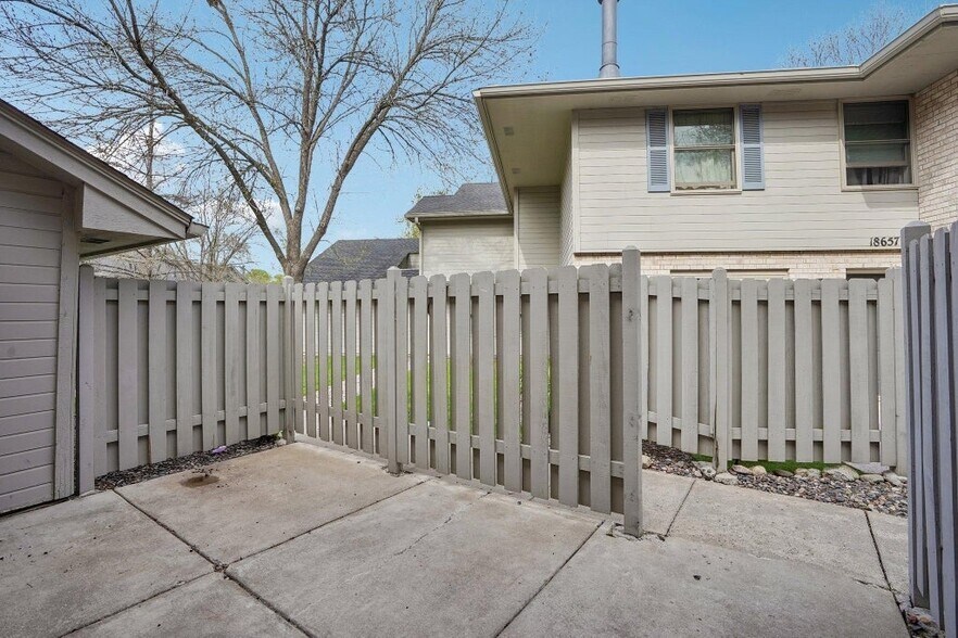 Building Photo - 18669 Clear View Ct