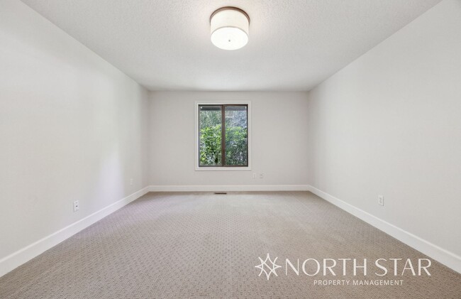 Building Photo - One Level Living in Lake Oswego
