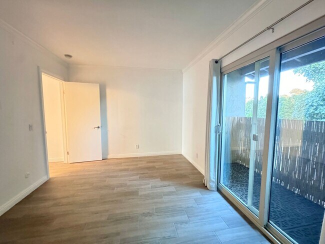 Building Photo - Beautifully Remodeled 1 BD, 1 Mile to beach