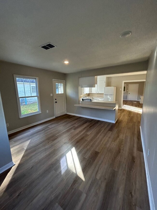 Building Photo - 815 W Main St