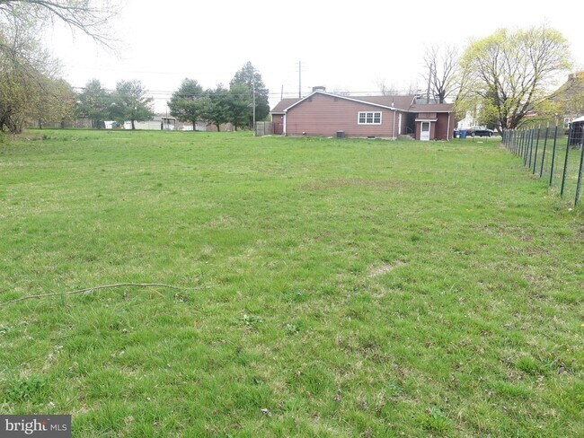 Building Photo - 102 Red Lion Rd