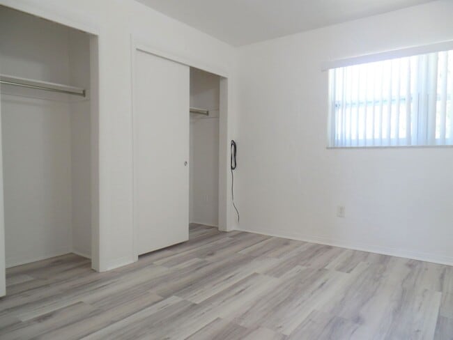 Building Photo - Spacious one-bedroom near Pinellas Trail and Azalea Rec area