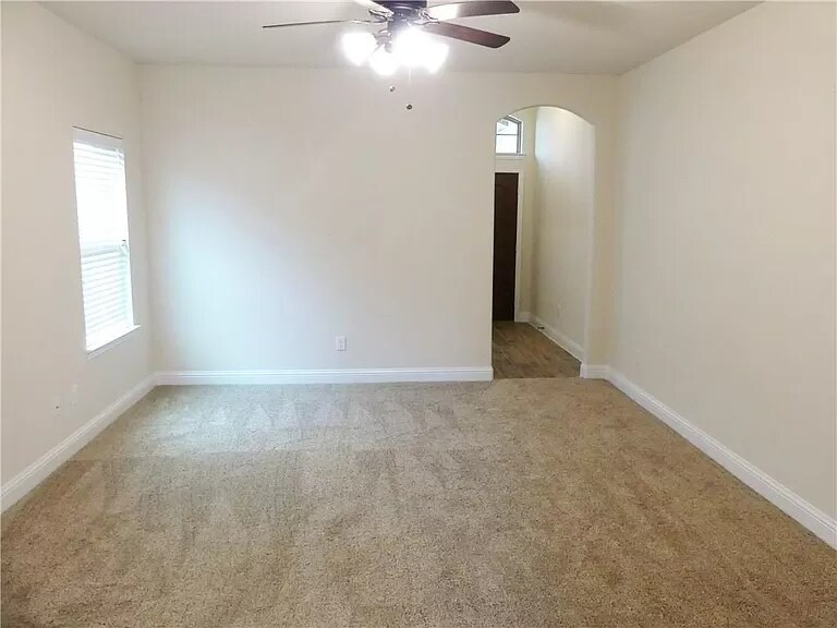 Building Photo - 624 Redwood Dr