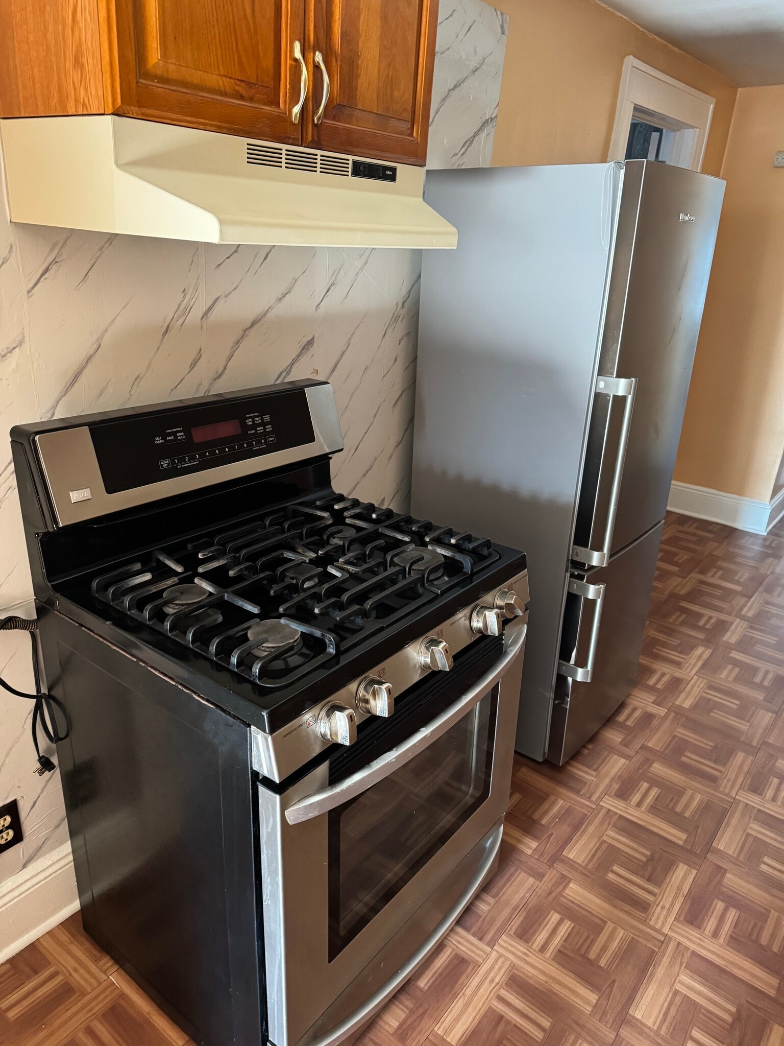Oven/ Refrigerator - 476 E 33rd St