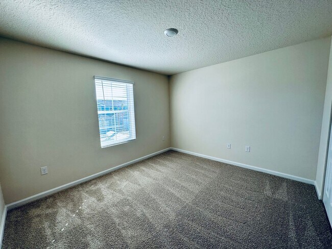Building Photo - 3/2.5 Townhome in Bridgewater Community!
