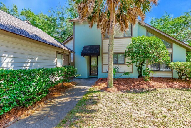 Building Photo - Prime Location Near Ravenel Bridge & Charl...