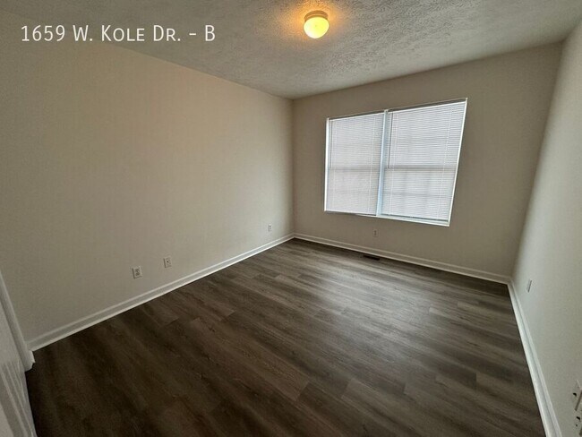 Building Photo - 1659 W Kole Dr