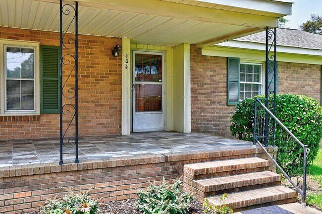 Building Photo - STUNNING 3 BEDROOM RANCH WATERFRONT HOME ON 1 ACRE W/ 1 CAR GARAGE!!