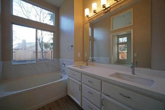 Building Photo - Beautifully remodeled 4 bedroom, 2 bathroo...