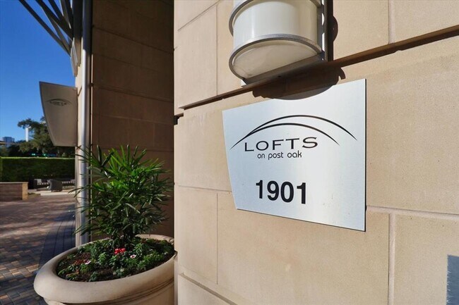 Building Photo - 1901 Post Oak Blvd