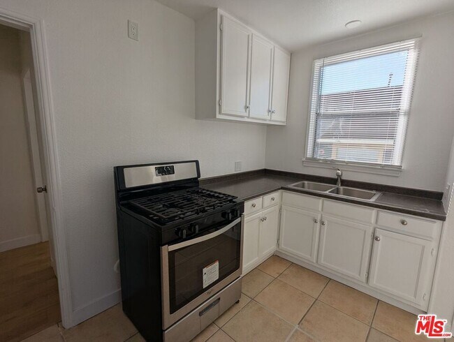 Building Photo - 6208 S Fairfax Ave