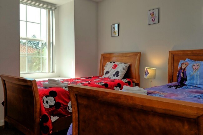 Building Photo - Gorgeous Fully Furnished Townhome Close to...