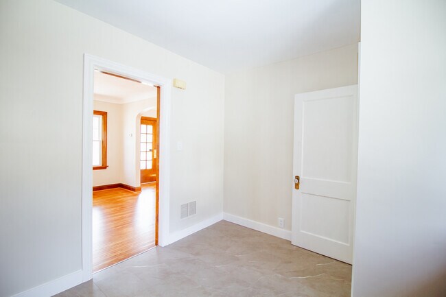 Building Photo - 2032 Glencove Dr