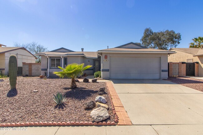 Building Photo - 5961 N Edenbrook Ln