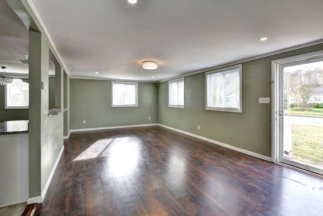 Building Photo - Charming Rental Home in Hampton!