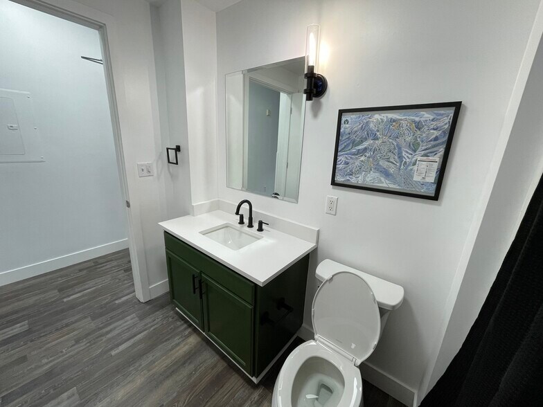 Building Photo - 1364 W Stillwater Dr