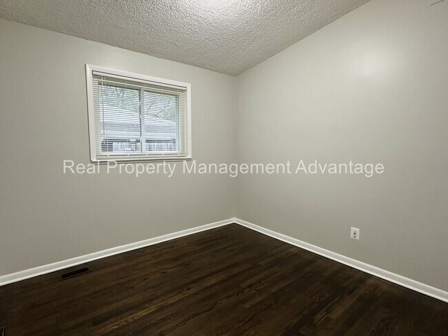 Building Photo - Oak Park Mid-Century Modern Beauty!