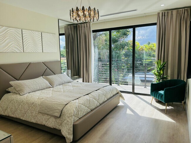 Building Photo - 1125 NE 17th Ave