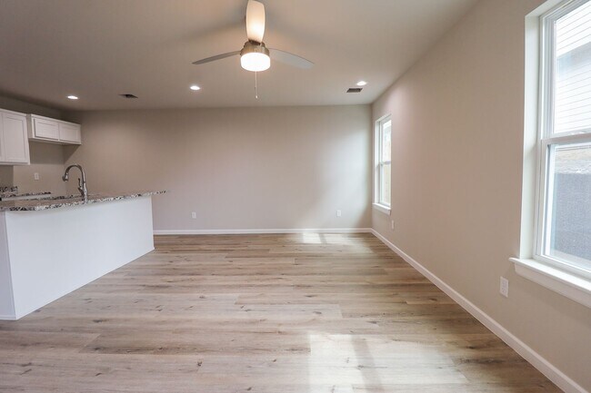 Building Photo - 216 N Cleveland Ave