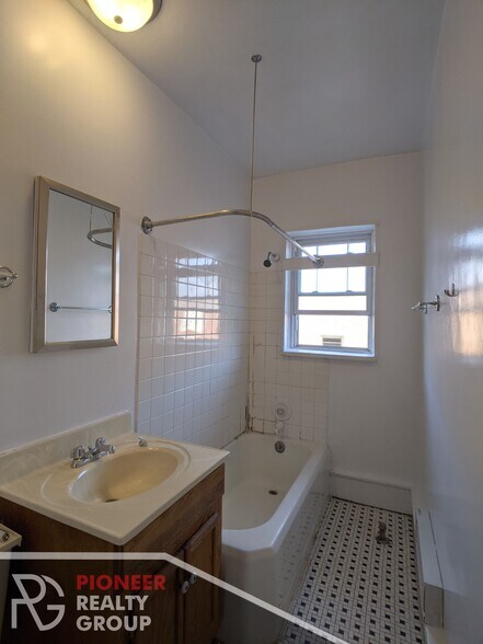Building Photo - 953 W Cornelia Ave