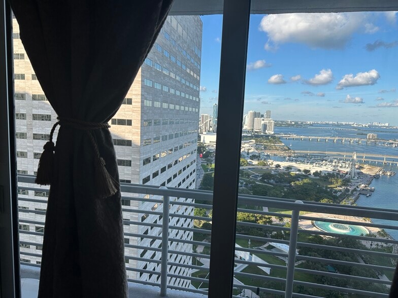 Living room views of Bayfront park - 325 S Biscayne Blvd