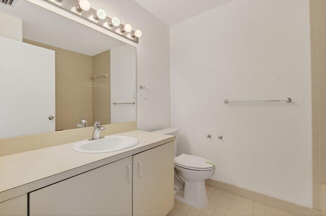 Building Photo - 6425 96th Pl S