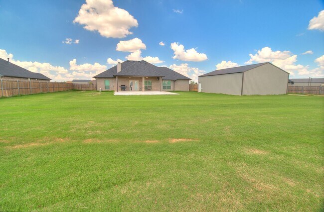 Building Photo - 3 Bed, 2 Bath Home with Bonus Office and  ...