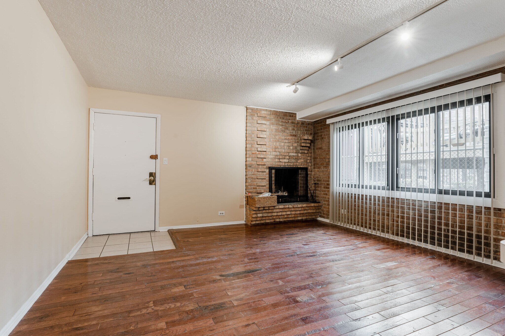 Building Photo - 715 W Diversey Pky