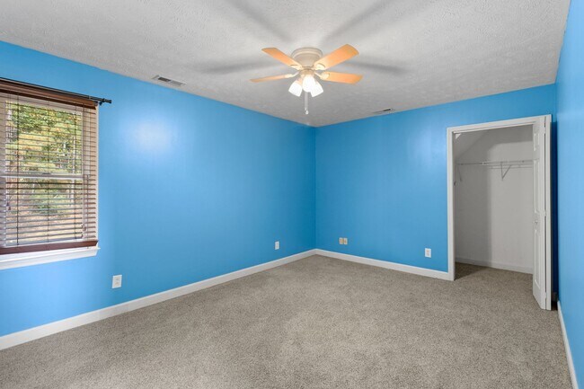 Building Photo - Beautiful 4 Bedroom/ 2 Story Home
