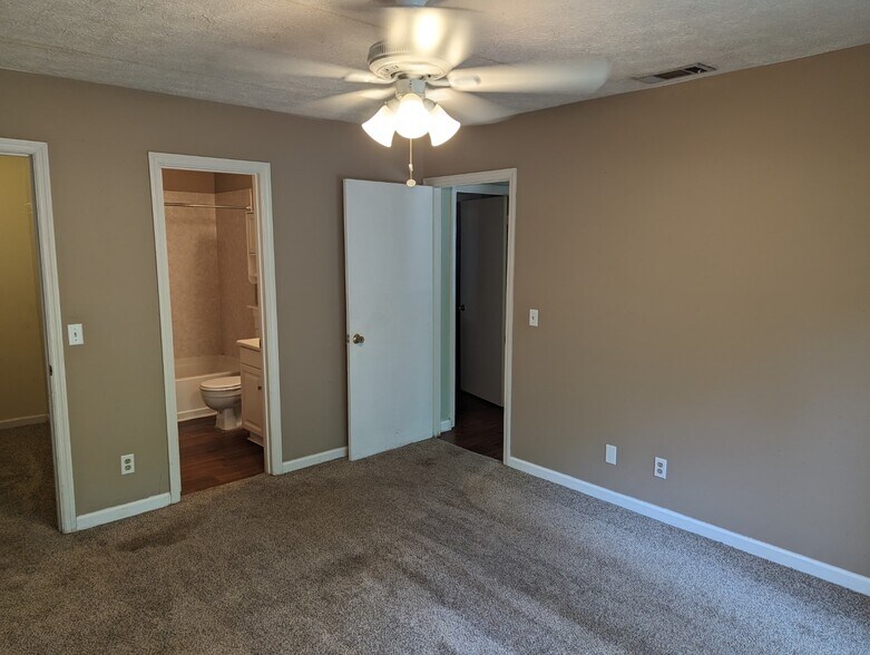 Primary bedroom with en-suite bathroom and walk-in closet - 110 W White Hawthorne Dr