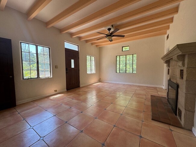 Building Photo - 3 Bed 2 Bath Home in Golfview