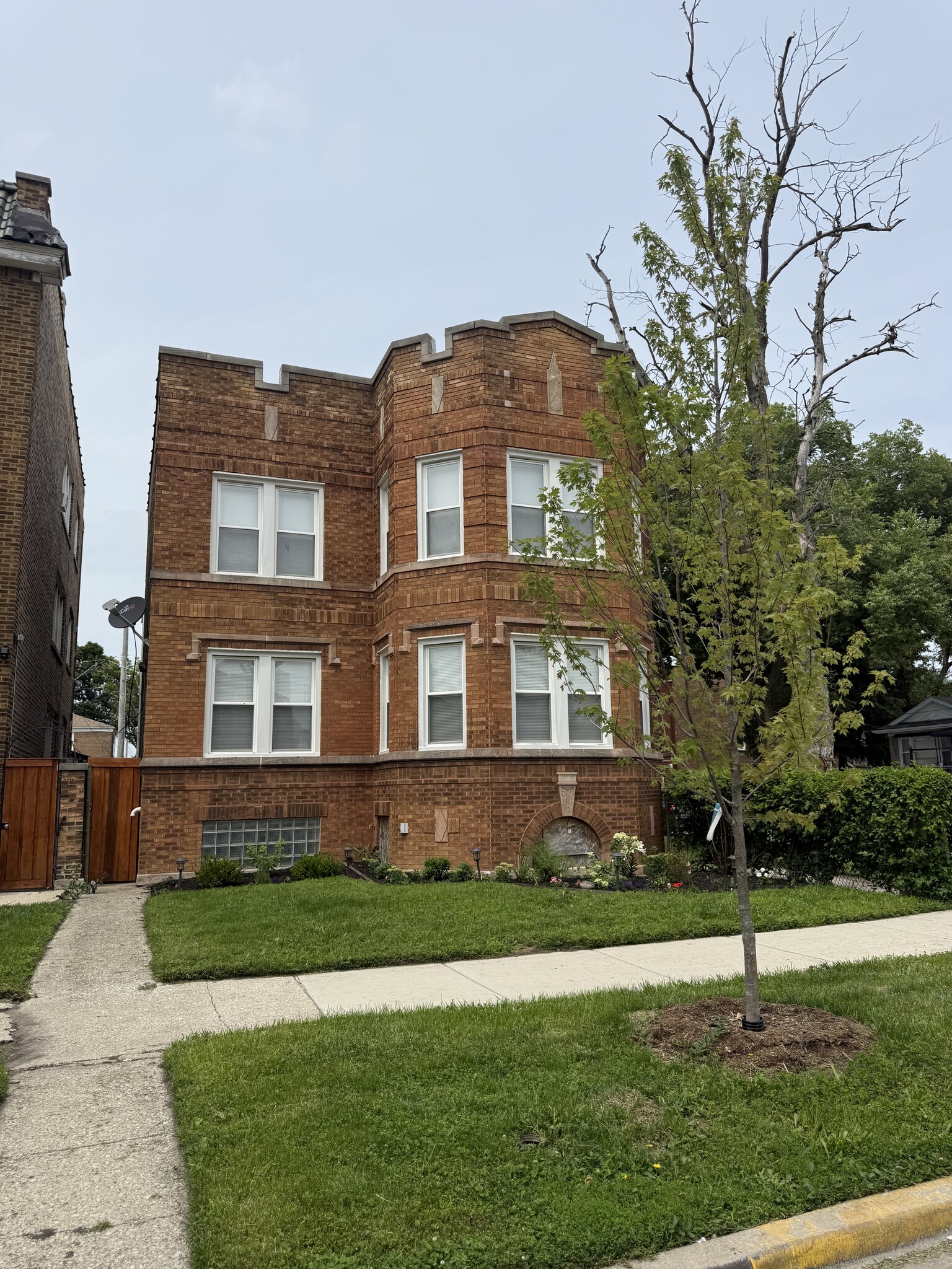 Building Photo - 8422 S Cregier Ave
