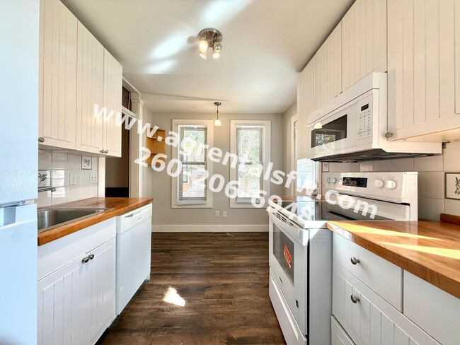 Building Photo - 3 Bedroom House
