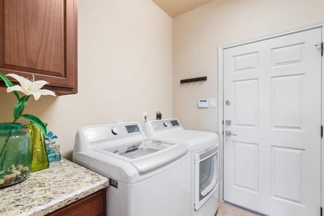 Building Photo - 970 Parkview Dr