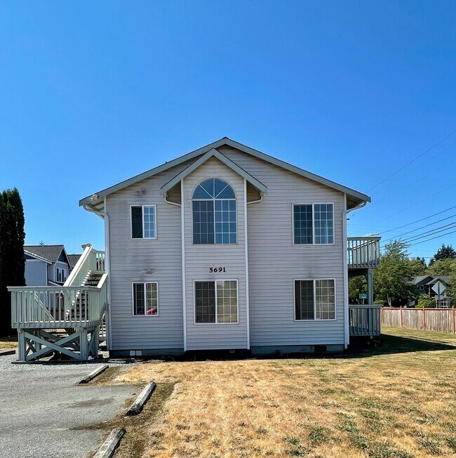 Primary Photo - Adorable Top Unit Located in Ferndale