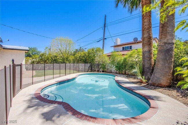 Building Photo - 1046 E Hassett Ave