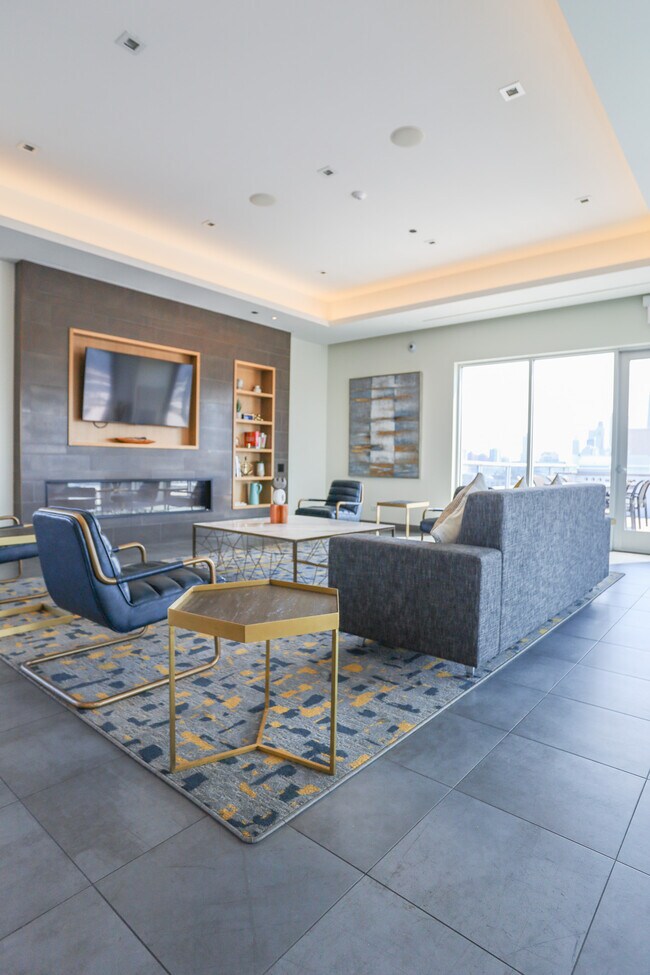 Building Photo - 901 W Huron St