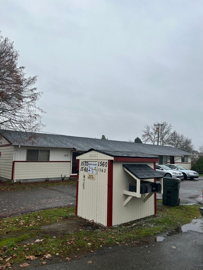 Building Photo - (766) Waverly Drive 2 Bdrm / 1 Bthrm