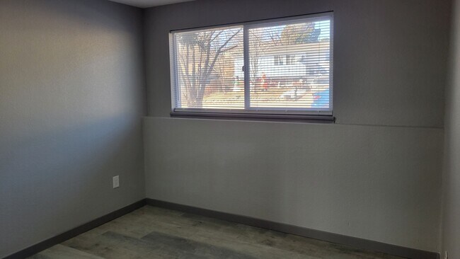 Building Photo - 4 Bedroom, 1.75 Bathroom - Freshly Updated! Available Now!