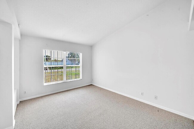 Building Photo - 446 SW S Quick Cir