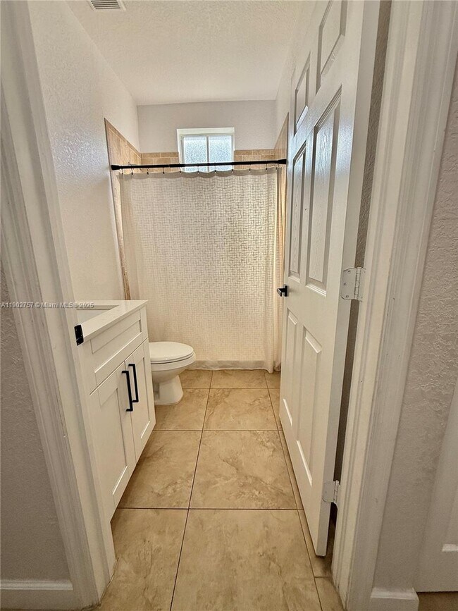 Building Photo - 1034 NE 208th St